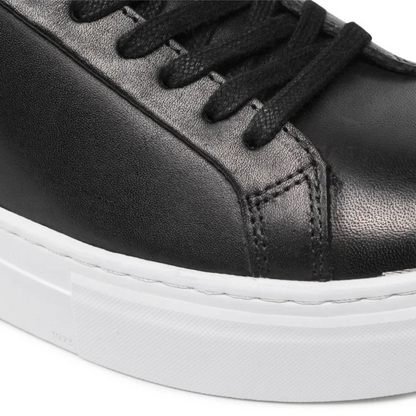 Sapatilhas de Couro Pretas com Sola Grossa e Estilo Minimalista
