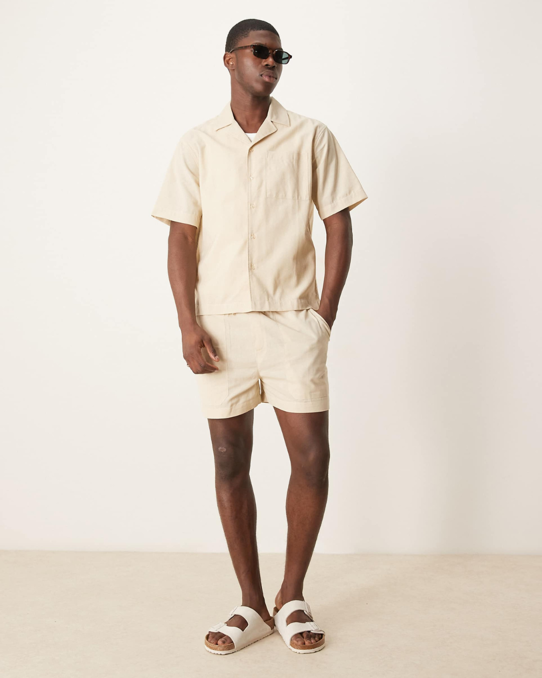 Conjunto de camisa e calções concebido em tecido macio para homem