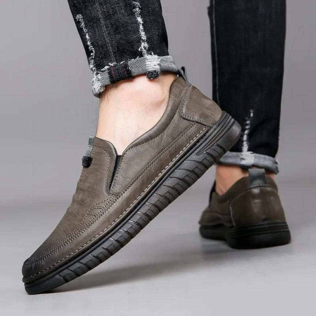 Mocassins de Couro Genuíno para Homem com Design Clássico e Sola Exterior Antiderrapante