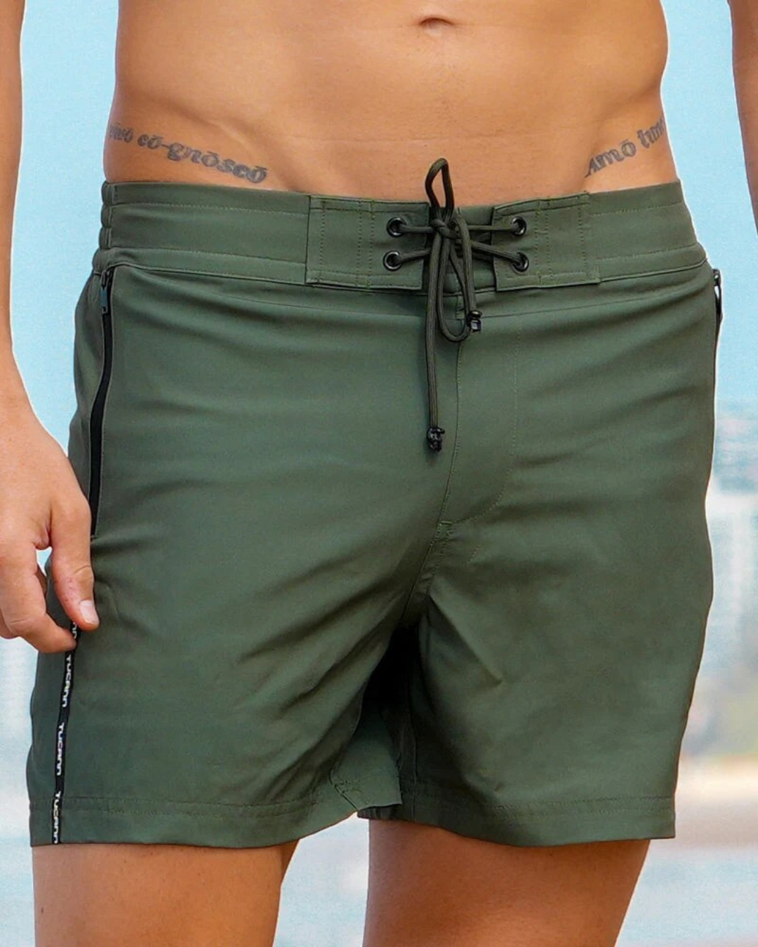 Bermudas de natação com forro resistente a riscos e cintura ajustável
