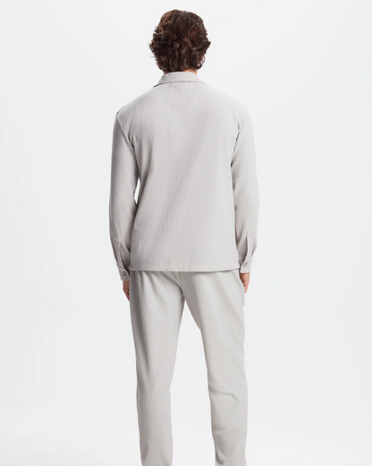 Conjunto de Camisa e Calças Justas em Tecido Plissado para Homem